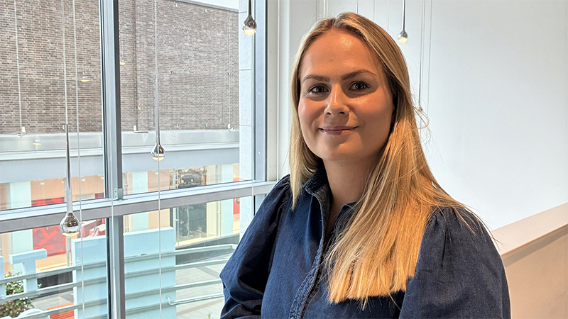 Julia arbetar som studentmedarbetare på Transportstyrelsen
