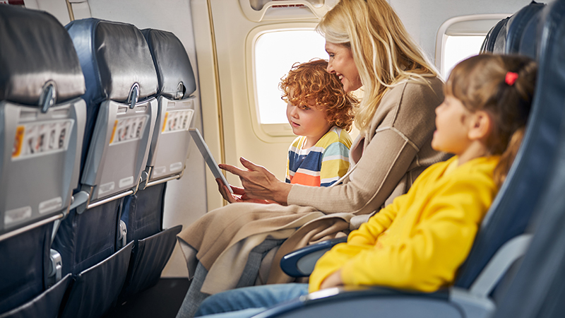 En familj ombord på ett flygplan.