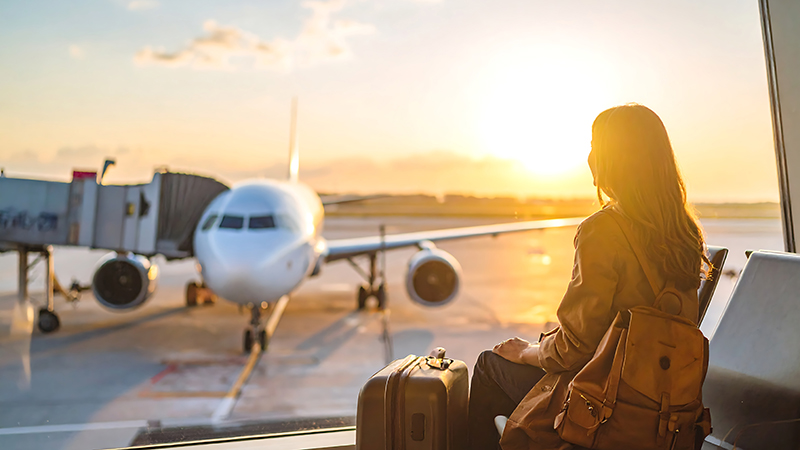 En kvinna väntar på ett flygplan.