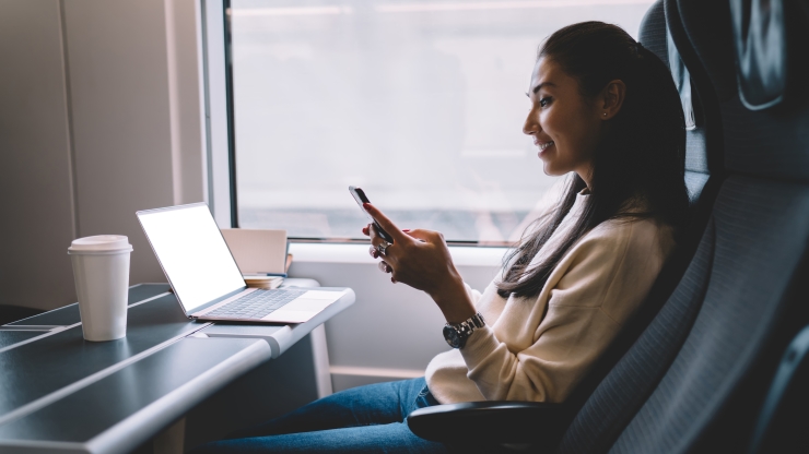 Resenär sitter på tåg.