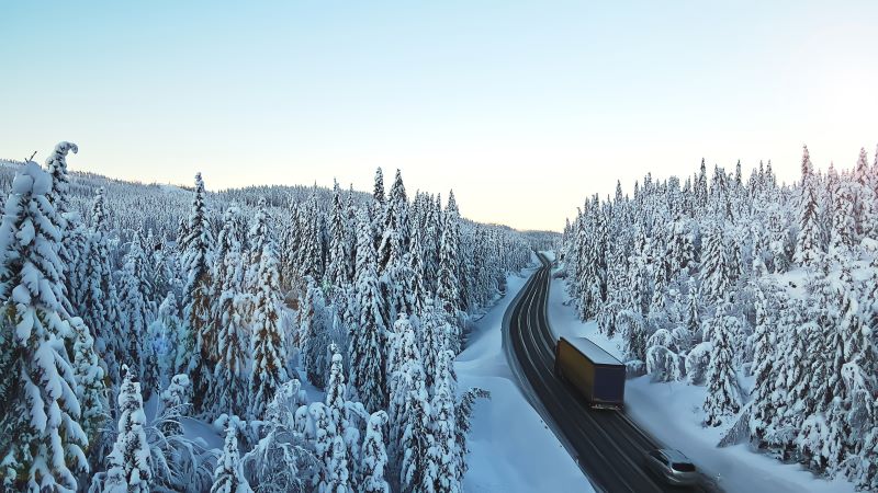 Trafik i vinterlandskap. 