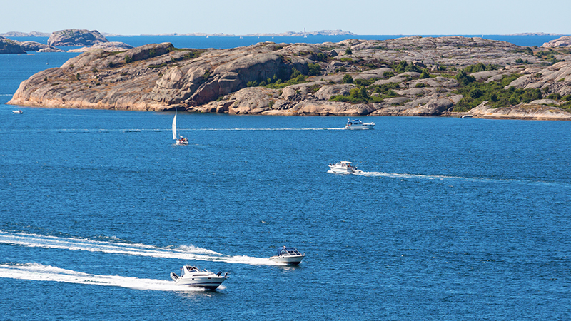 Flera båtar i skärgården.