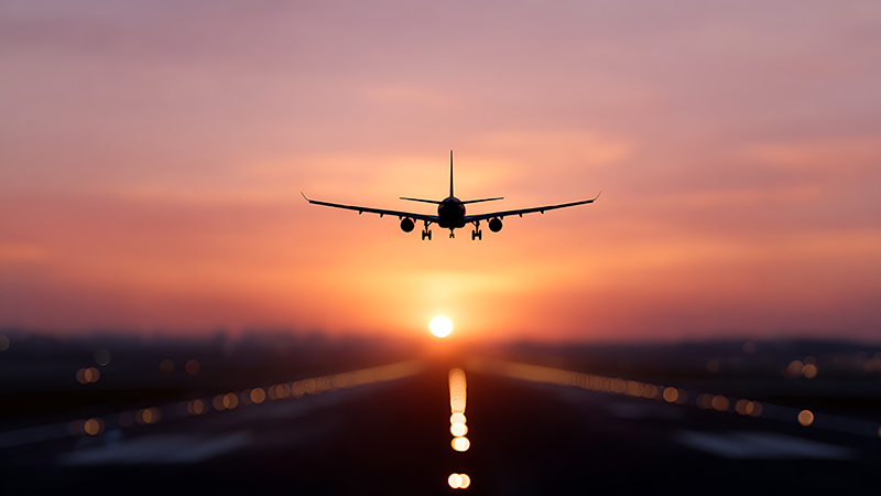 Flygplan i solnedgång.