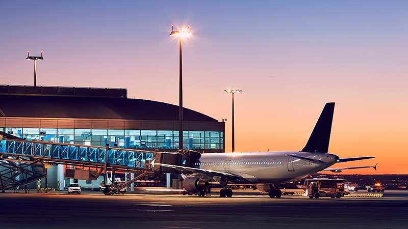 Flygplan på marken vid terminal. 