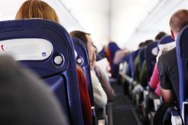Bild på passagerare i ett flygplan.