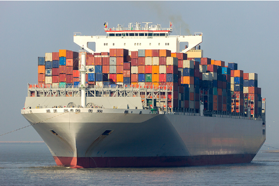 Bild på ett fraktfartyg med många containers.