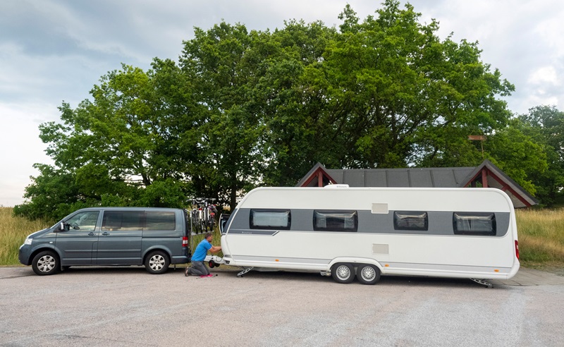 Fordonskombination med bil och husvagn.
