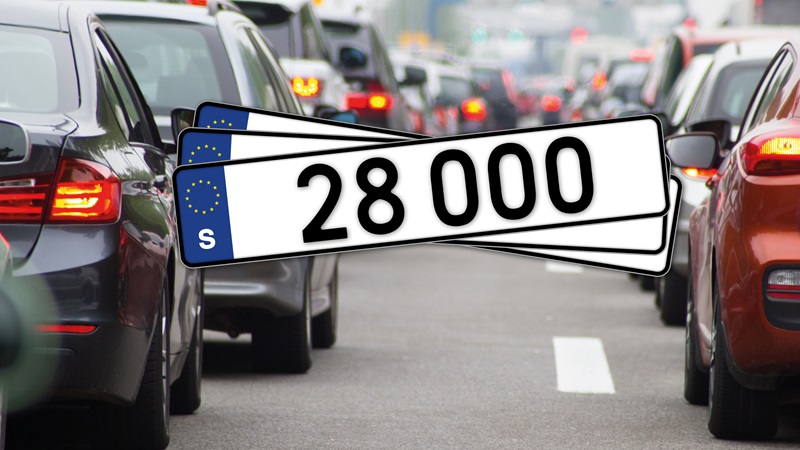 Montage: En registreringsskylt med siffran 28000 framför några bilar.