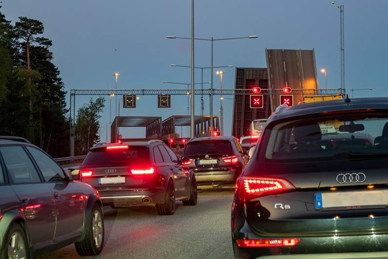 Bilar i trafik som väntar vid en broöppning.