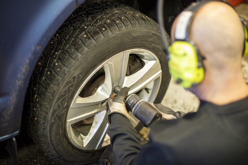 Däckskifte vid däckverkstad.