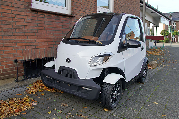 Mopedbil. Bild: Adobe Stock.