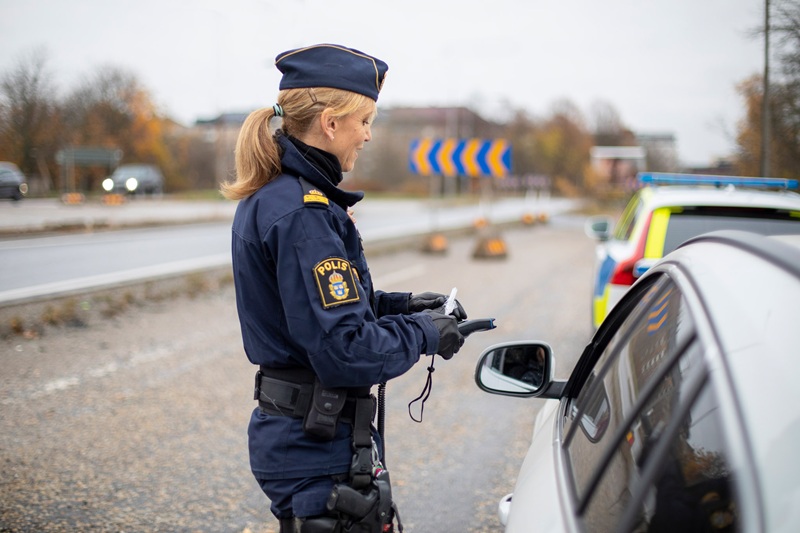 Polis genomför en trafikkontroll vid vägkanten.