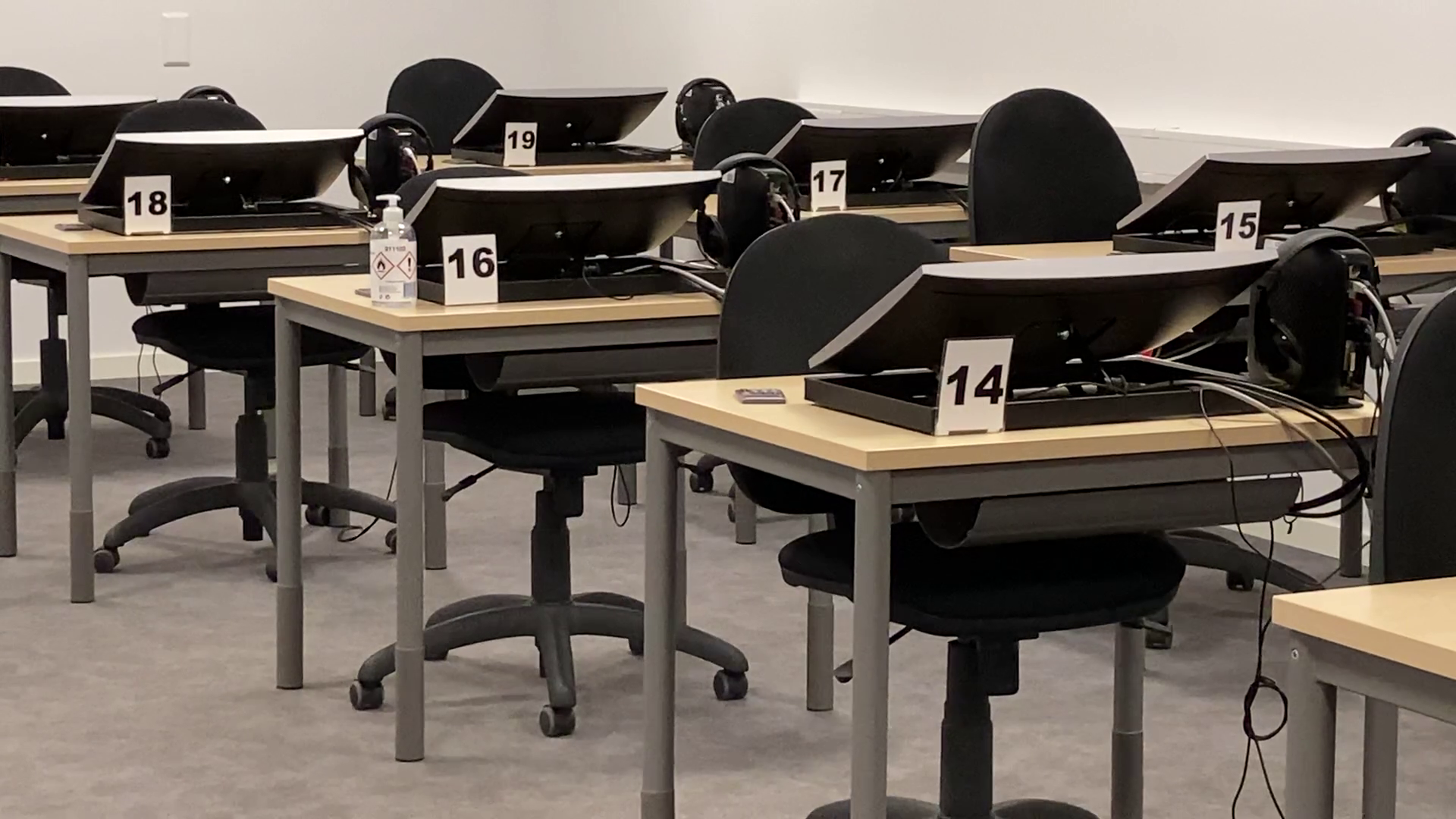 Bild från en tom provsal på Trafikverket Förarprov.