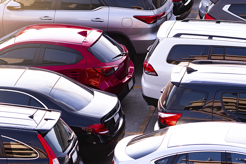 Bild som visar bilar på en parkeringsplats.