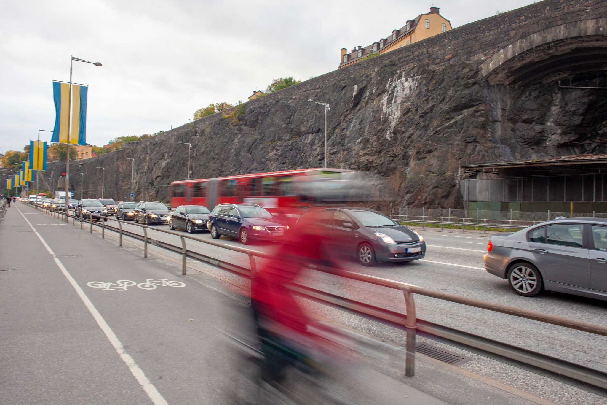 Bild på cyklist i full fart på cykelbana.