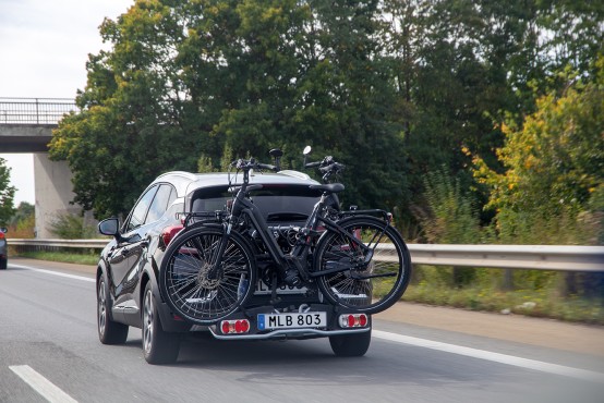 Bild på bil med cykelhållare och en extra registreringsskylt