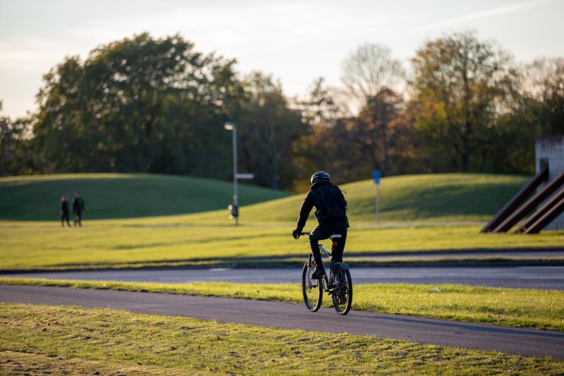 Bilden visar en man som cyklar.