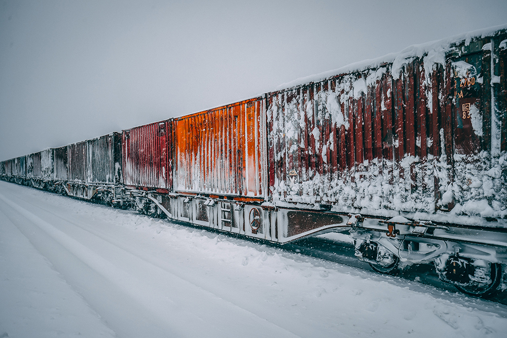 Vinterbild på nedisade godsvagnar.