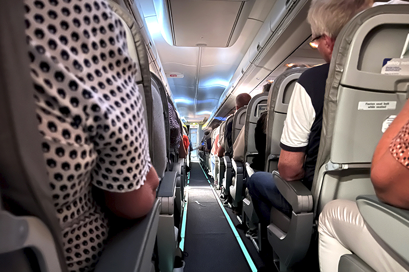 Bilden visar passagerare i en flygkabin.