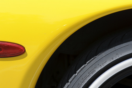 Bild som visar del av karossen på en gul bil