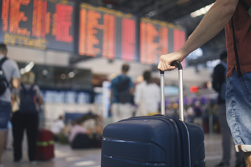 En person med resväska på en flygplats.