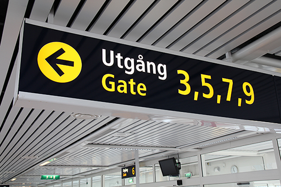 Bild på en skylt som visar ett antal gater på en flygplats