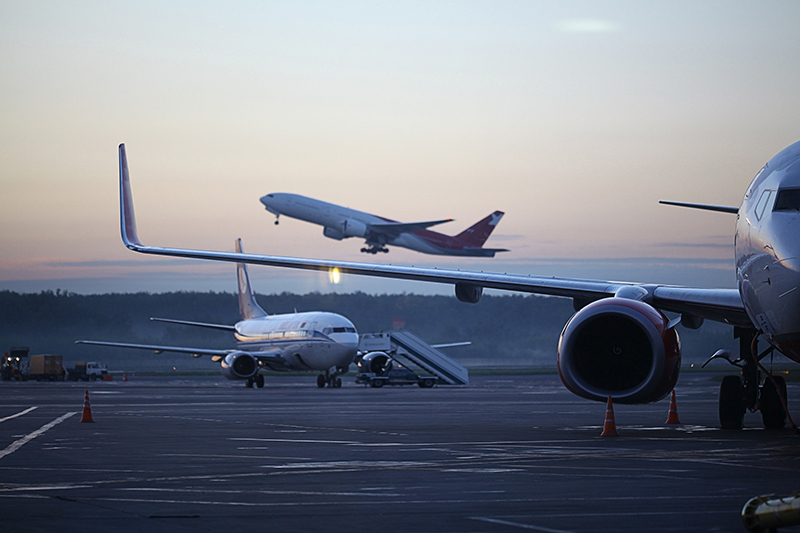 Bild från flygplats med flygplan.