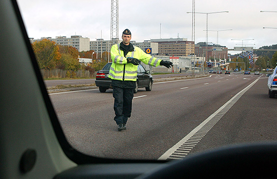 Bild på polisman som visar tecken för att stanna