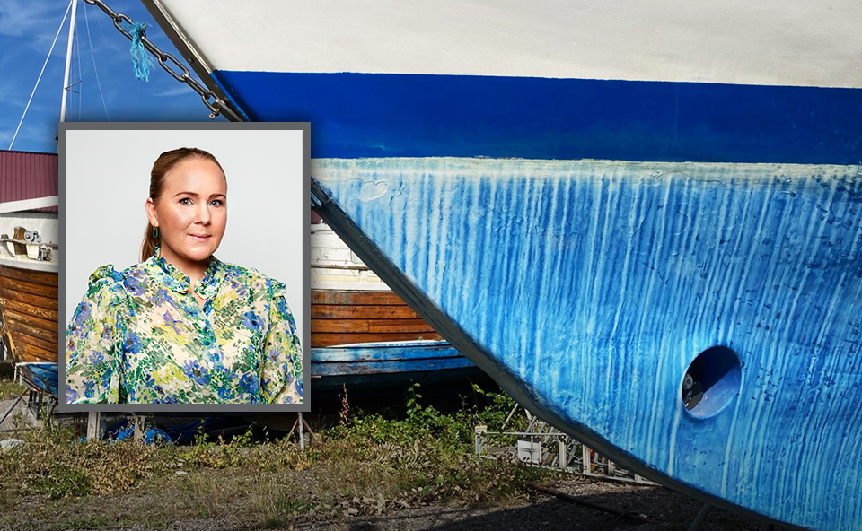 Bilden visar Lina Petersson och ett skrov på en båt.