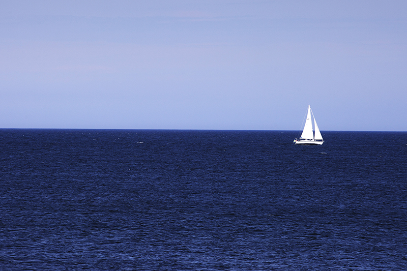 Bilden visar en segelbåt på vatten.