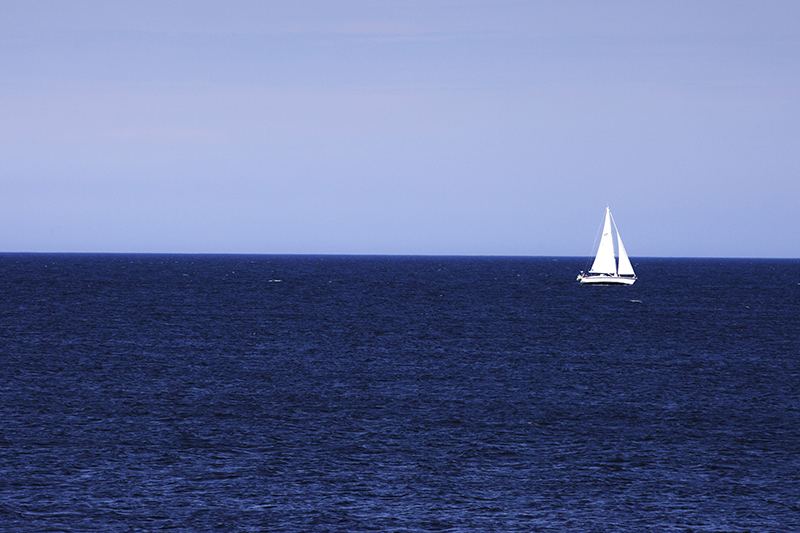 Bilden visar en segelbåt på vatten.