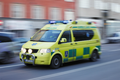 Bild på ambulans under utryckning
