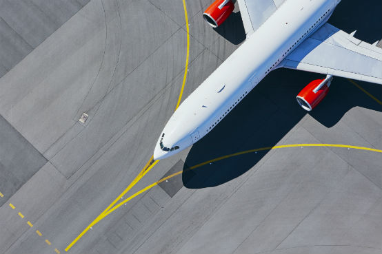 Bild på flygplan som taxar på flygplats