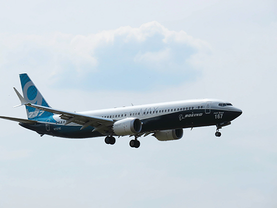 Bild på en Boeing 737 Max 9 som går ned för landning.