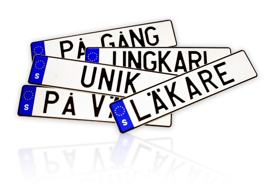 Bild på några exempel på personliga skyltar.