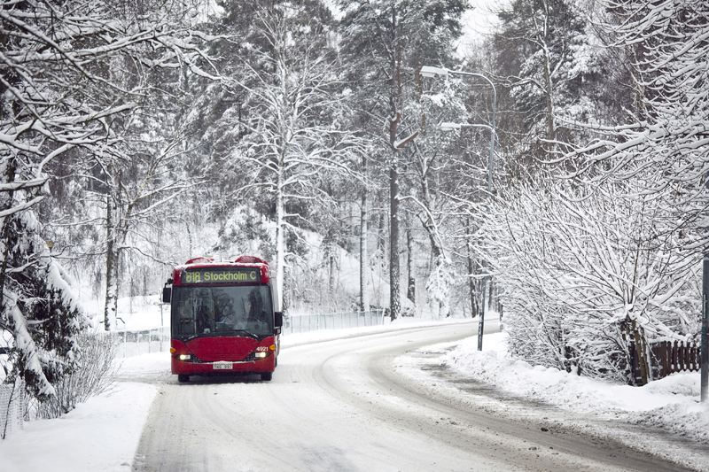 Bild som visar en buss i vinterlandskap. 