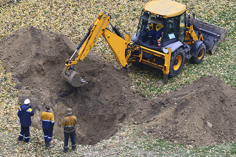 Bilden visar en arbetsmaskin som gräver.